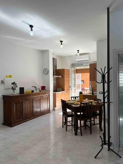 3 Fermate Dal Colosseo - Casa Vacanze Elena - 50 M Da Metro Garbatella Roma Esterno foto
