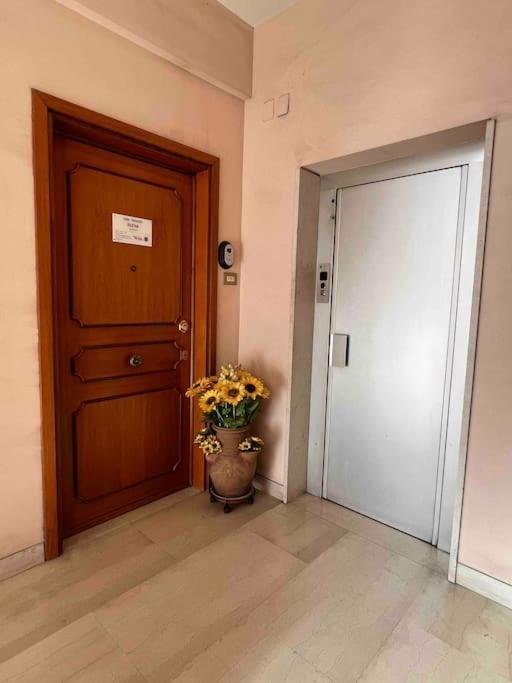 3 Fermate Dal Colosseo - Casa Vacanze Elena - 50 M Da Metro Garbatella Roma Esterno foto