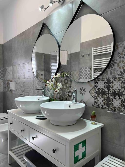 3 Fermate Dal Colosseo - Casa Vacanze Elena - 50 M Da Metro Garbatella Roma Esterno foto